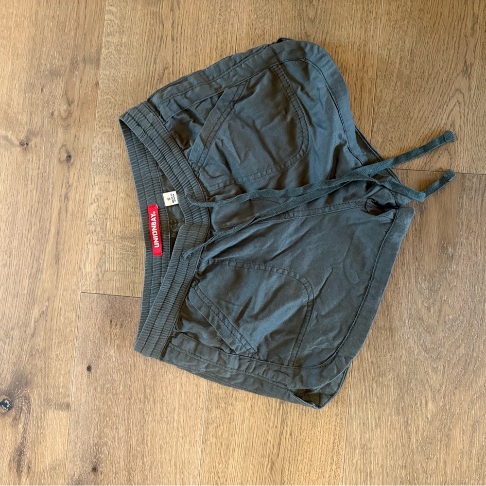 UNIONBAY women’s army green shorts - Picture 2 of 3